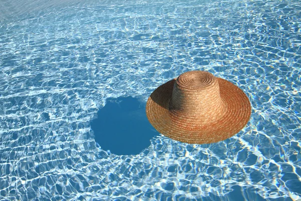Sombrero de paja en la piscina — Foto de Stock