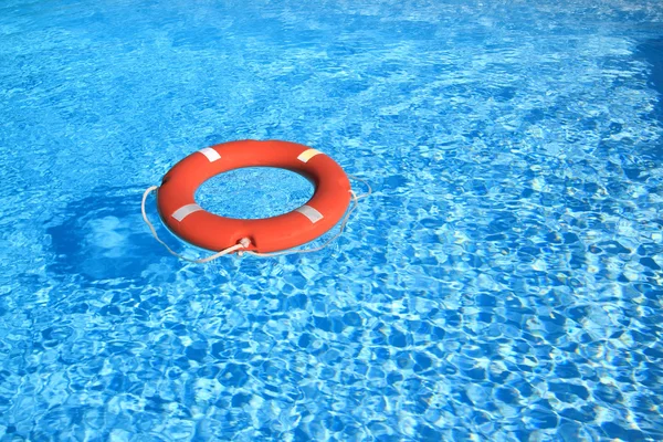 Cinturón salvavidas flotando en agua — Foto de Stock