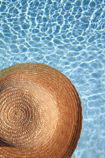 Slaměný klobouk v bazénu — Stock fotografie