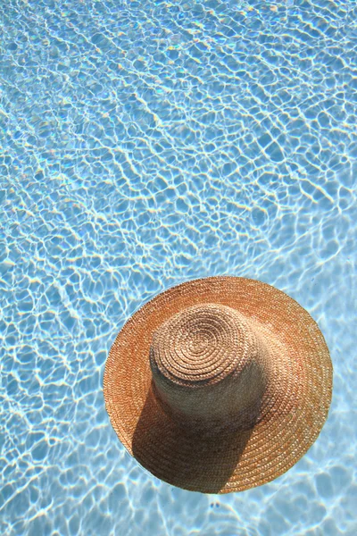 Ψάθινο καπέλο στην πισίνα — Φωτογραφία Αρχείου