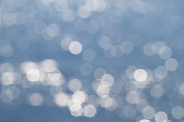 Bakgrund av blå vatten med sol reflektioner — Stockfoto
