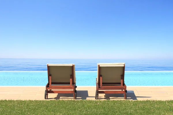 Luksushotell svømmebasseng foran sjøen – stockfoto