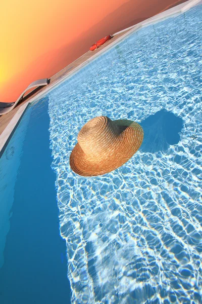 Ψάθινο καπέλο στην πισίνα. τέλος της καλοκαιρινή έννοιας — Φωτογραφία Αρχείου
