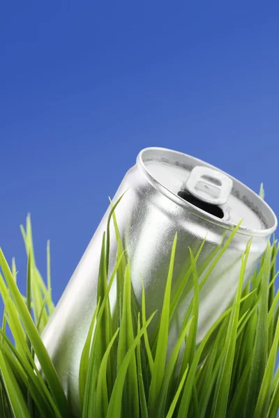回收的概念。饮料可以在绿色草地上 — 图库照片