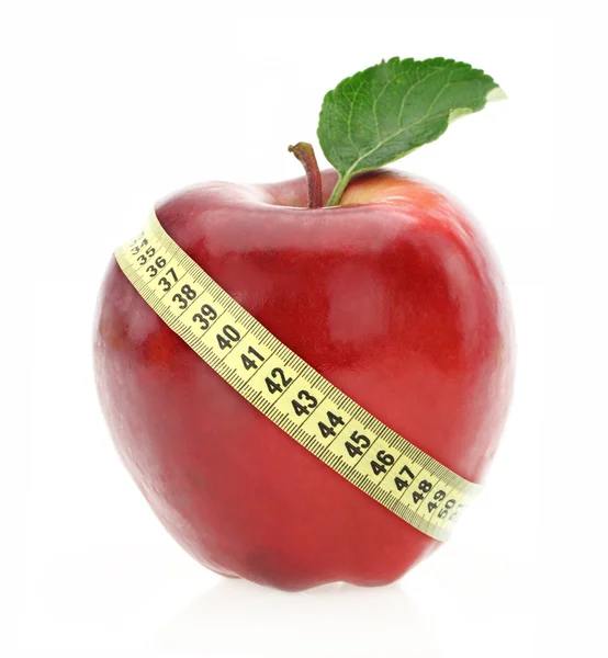 Диетическая концепция. яблоко с измерительной лентой — стоковое фото
