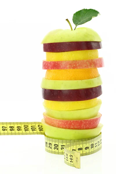 Concepto de dieta. Frutas con cinta métrica —  Fotos de Stock