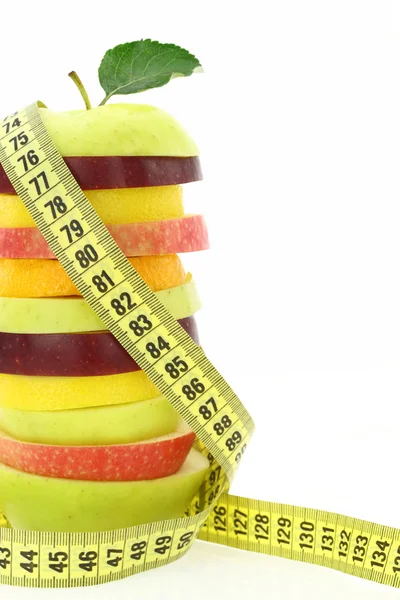 Conceito de dieta. Frutas com fita métrica — Fotografia de Stock