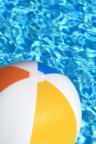 夏天的背景。在游泳池上的沙滩球 — 图库照片