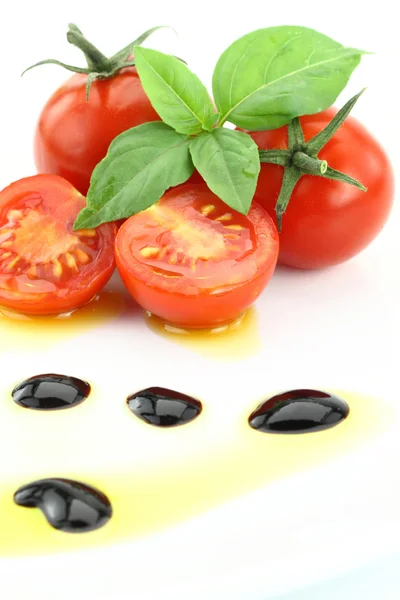Tomate y albahaca decorados con aceite de oliva y vinagre balsámico —  Fotos de Stock
