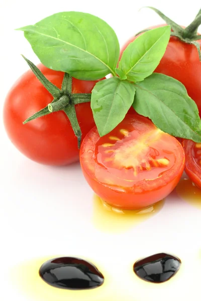Tomate y albahaca decorados con aceite de oliva y vinagre balsámico —  Fotos de Stock