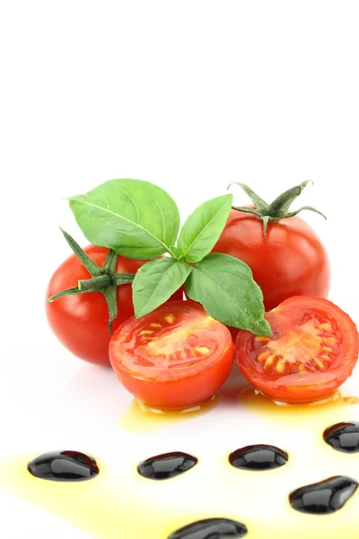 Tomato and basil garnished with olive oil and balsamic vinegar — Stock Photo, Image