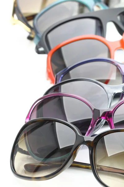 Collection de lunettes de soleil sur fond blanc — Photo