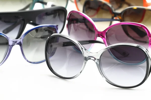 Sammlung von Sonnenbrillen auf weißem Hintergrund — Stockfoto