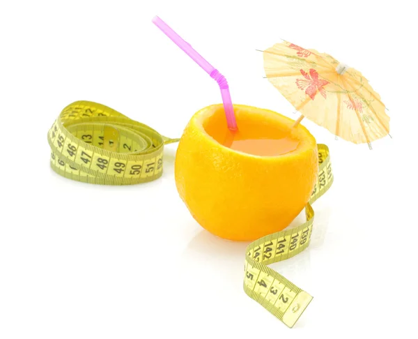 Concepto de dieta. Jugo de naranja con cinta métrica — Foto de Stock