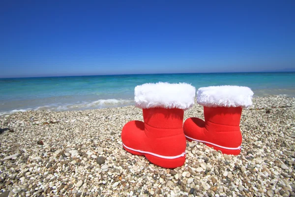 Botas de Papai Noel na praia — Fotografia de Stock