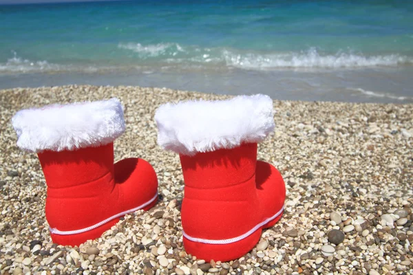 Botas de Papai Noel na praia — Fotografia de Stock