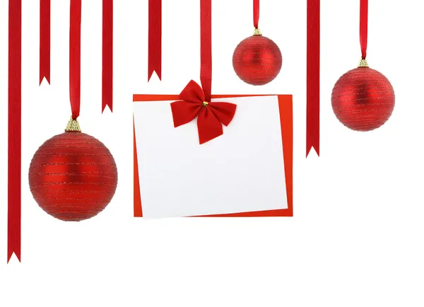 Julkort och julgranskulor hänger på röda band — Stockfoto