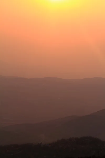 Vista panorámica de la hermosa puesta de sol sobre las montañas —  Fotos de Stock