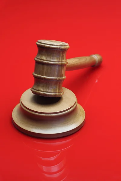 Gavel del giudice su sfondo rosso — Foto Stock