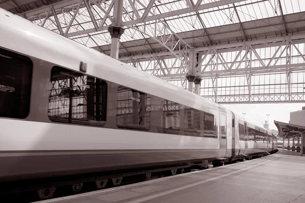 Trainen in railroad station, Londen — Stockfoto