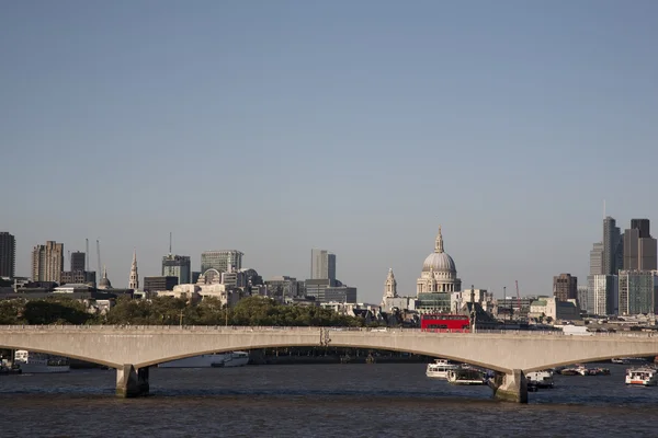 Puente Waterloo con la Iglesia Catedral de St Pauls, Londres — Foto de Stock