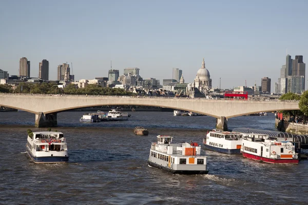 Waterloo Bridge and St Pauls Cathedral Church, Londres — Photo