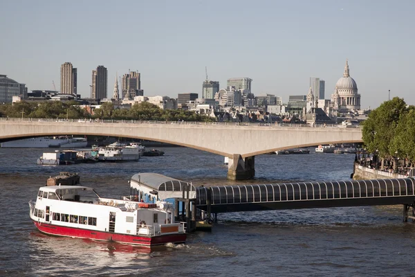 Waterloo bridge na řece Temži, Londýn — Stock fotografie