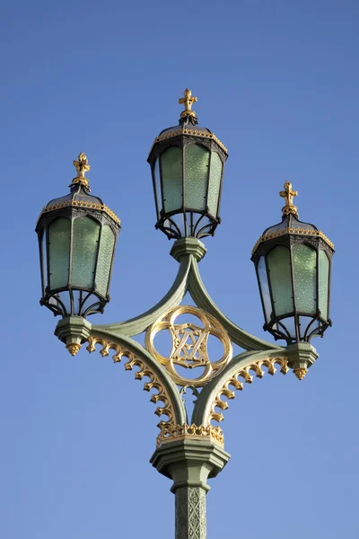 Лампа на Вестминстерском мосту в Лондоне — стоковое фото