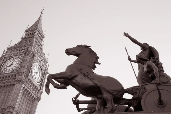 Boadicea and her Daughters and Big Ben, London — Stock Photo, Image