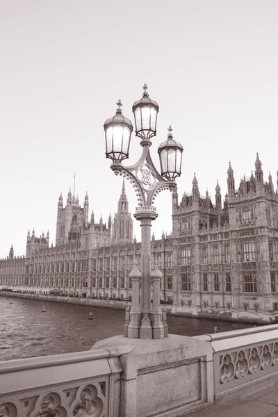 议会和灯柱，伦敦的房子 — 图库照片