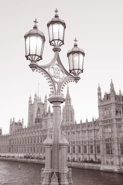 灯柱和议会，伦敦的房子 — 图库照片
