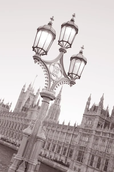路灯柱上的议会，伦敦的房子 — 图库照片