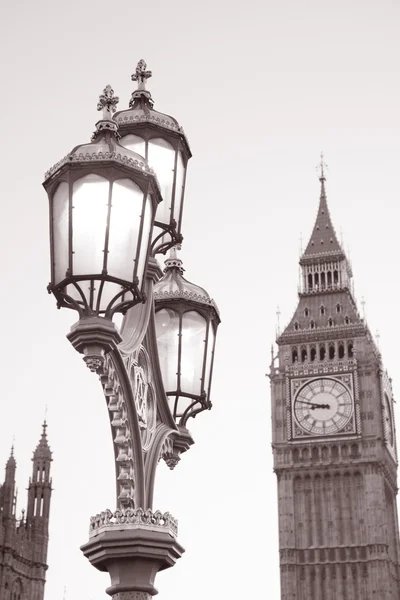 Lyktstolpe och big ben, london — Stockfoto