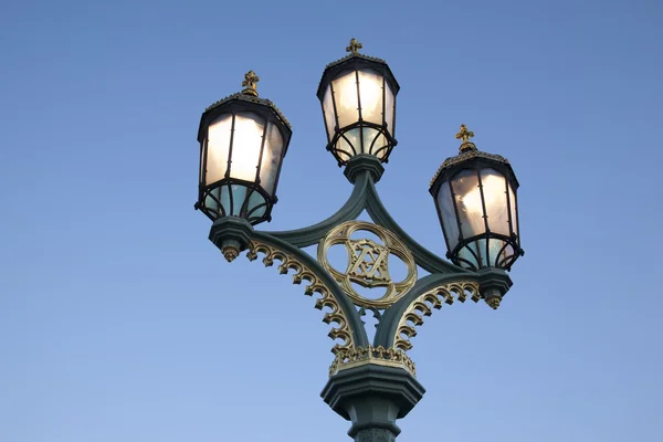 路灯杆上;威斯敏斯特桥;伦敦 — 图库照片