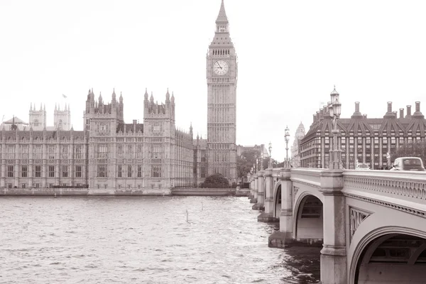 议会和大本钟、 伦敦的房子 — 图库照片