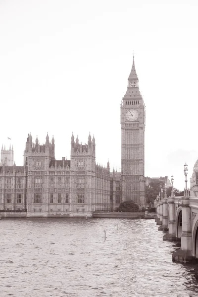 Parlamentsgebäude und Big Ben in London — Stockfoto