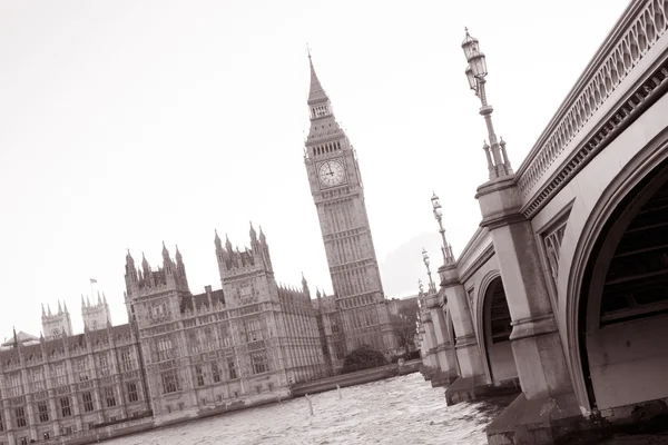 威斯敏斯特桥、 大本钟和议会大厦 ；伦敦 — 图库照片