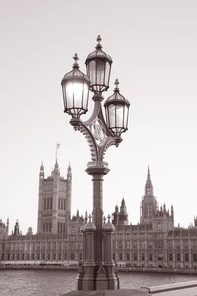 Laternenpfahl und Parlamentsgebäude, London — Stockfoto