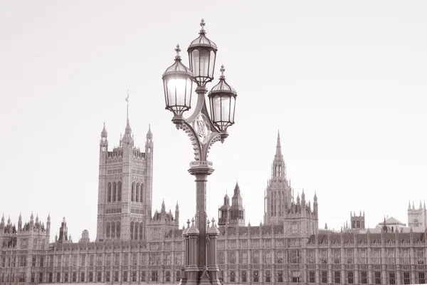 Laternenpfahl und Parlamentsgebäude; London — Stockfoto