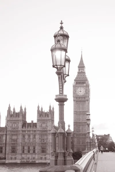 威斯敏斯特桥和灯柱，伦敦 — 图库照片