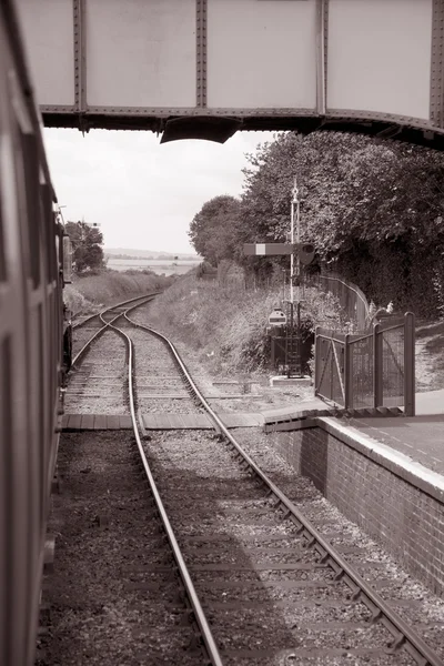 Torów kolejowych z okna pociągu — Zdjęcie stockowe