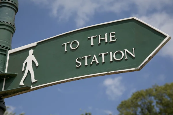 Grünes Bahnhofsschild — Stockfoto