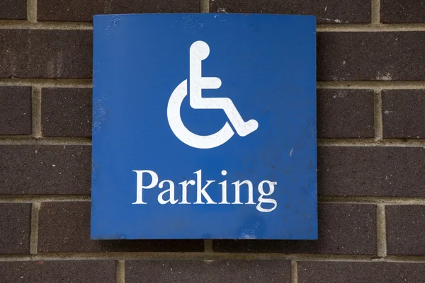 蓝色禁用停车的标志 — 图库照片