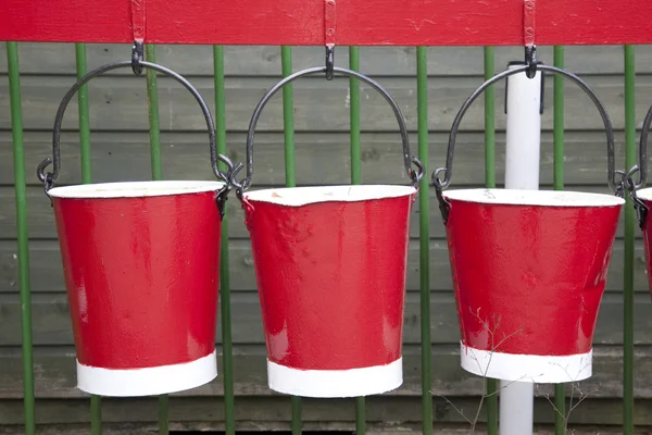 Três baldes de suspensão vermelho — Fotografia de Stock