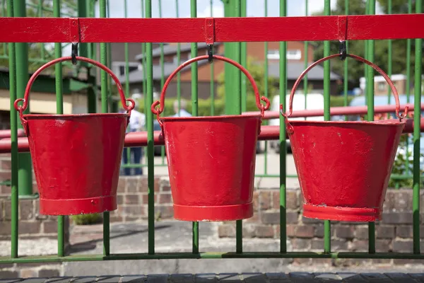 Três baldes vermelhos — Fotografia de Stock