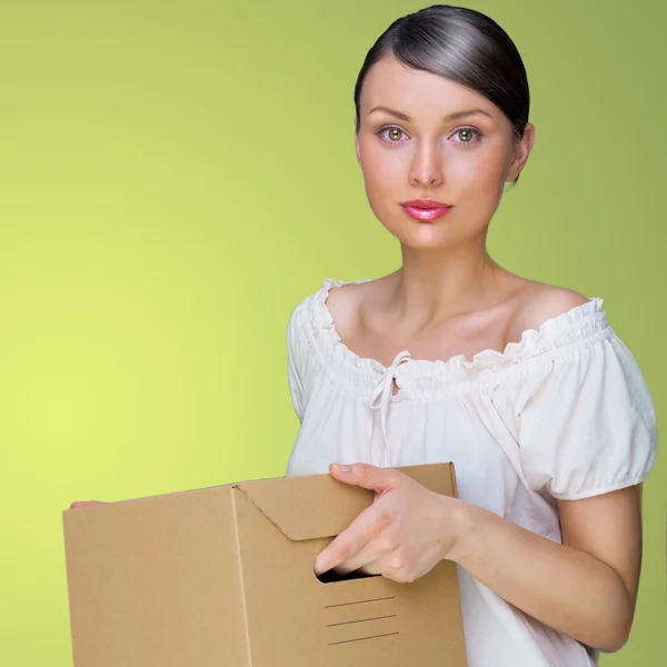 Closeup portret van een jonge vrouw met doos — Stockfoto