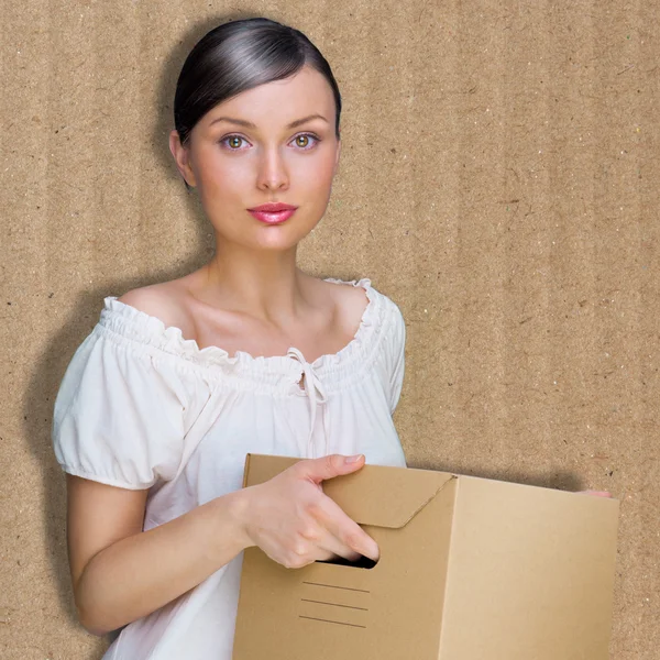 Nahaufnahme Porträt einer jungen Frau mit Schachtel — Stockfoto