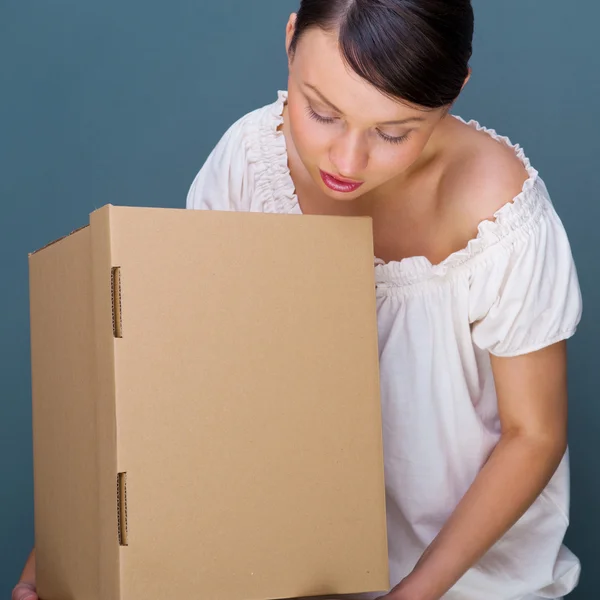 Retrato de cerca de una joven con cajas — Foto de Stock