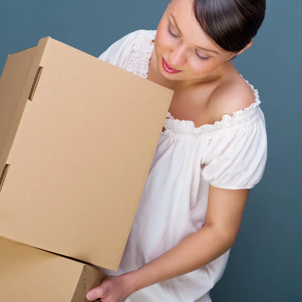Retrato de cerca de una joven con cajas — Foto de Stock