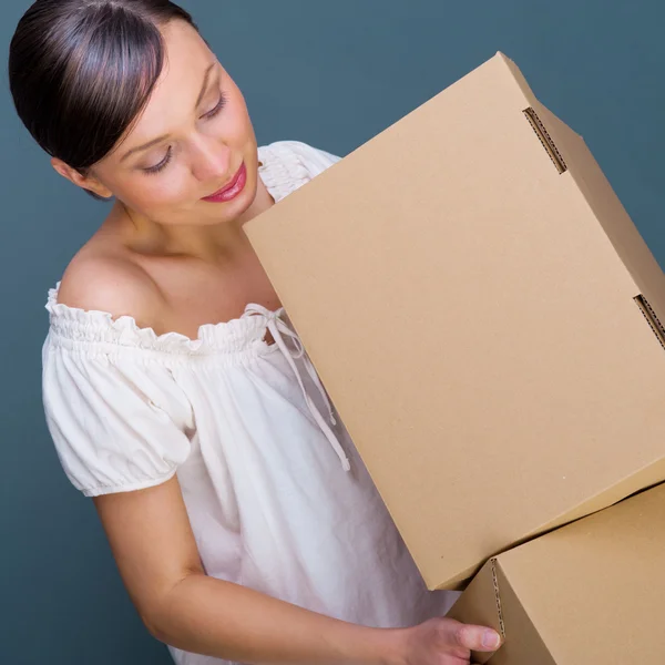 Retrato de cerca de una joven con cajas —  Fotos de Stock